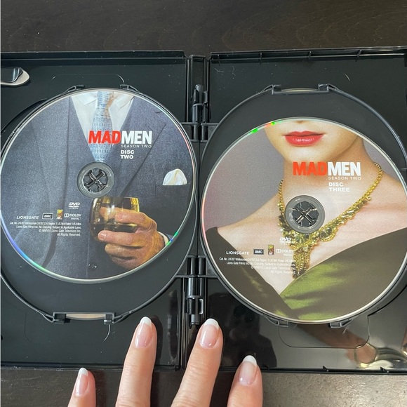 Emmy Award Winning TV Show Mad Men Season Two (2) DVD 4-disc set - Picture 4 of 6